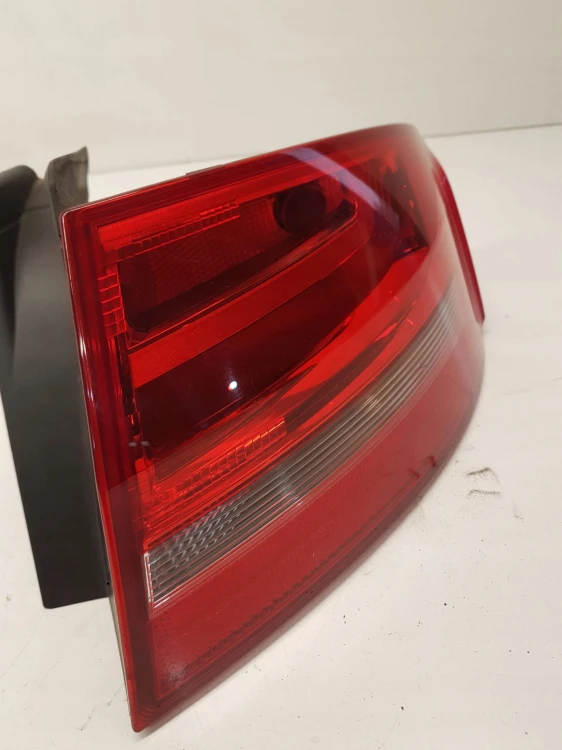 LAMPA PRAWY TYŁ W BŁOTNIK AUDI A4 B8 8K5945096AA