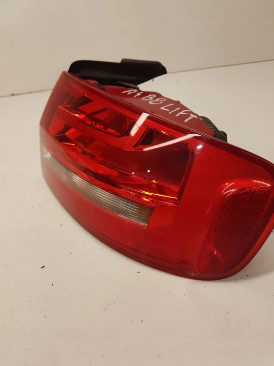 LAMPA PRAWY TYŁ W BŁOTNIK AUDI A4 B8 8K5945096AA