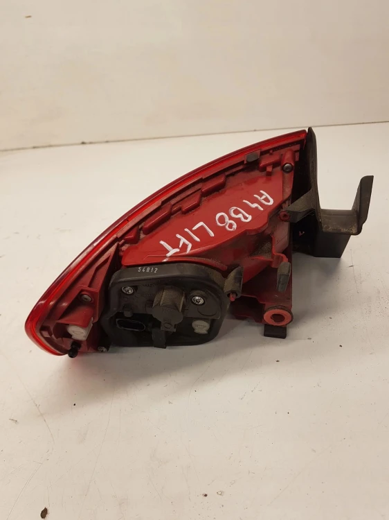 LAMPA PRAWY TYŁ W BŁOTNIK AUDI A4 B8 8K5945096AA