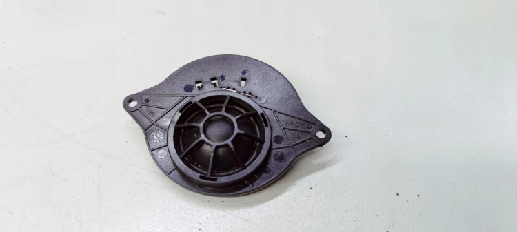GŁOŚNIK WYSOKO TONOWY DESKI AUDI A4 B9 8W0035399