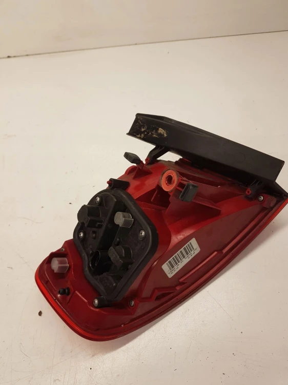 LAMPA PRAWY TYŁ W BŁOTNIK AUDI A4 B8 8K5945096AA