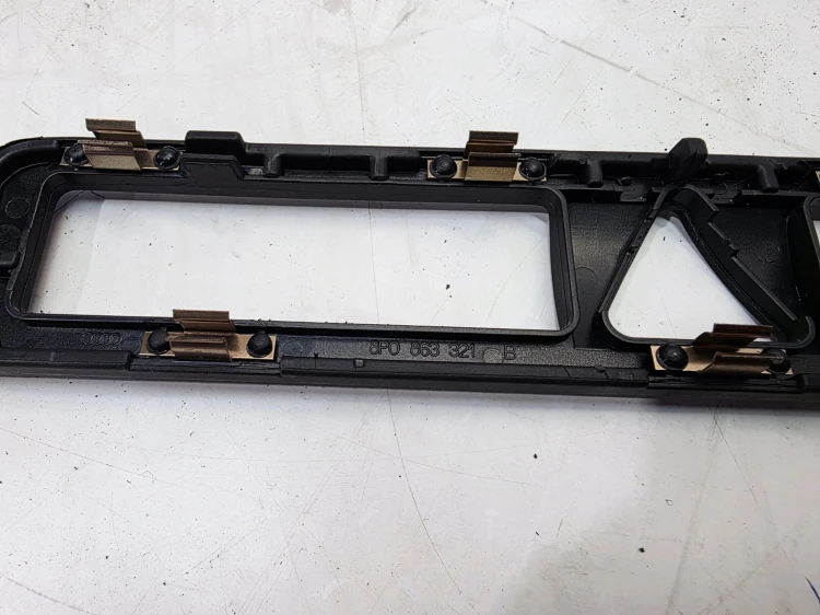 RAMKA PANELU KONSOLI AUDI A3 8P 8P0863321B