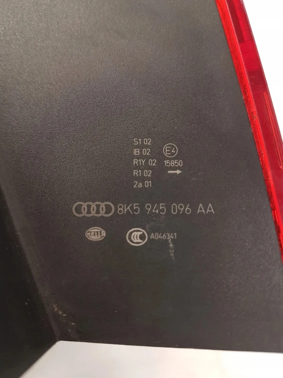 LAMPA PRAWY TYŁ W BŁOTNIK AUDI A4 B8 8K5945096AA