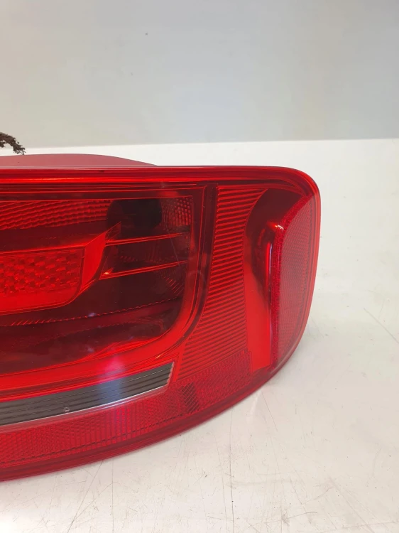 LAMPA PRAWY TYŁ W BŁOTNIK AUDI A4 B8 8K5945096D
