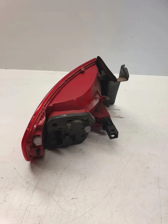 LAMPA PRAWY TYŁ W BŁOTNIK AUDI A4 B8 8K5945096D