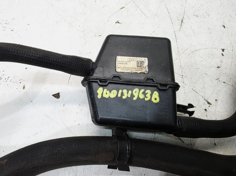 WLEW PŁYNU ŚRODKA REDUKUJĄCEGO AUDI A4 B9 A5 8W0131963B