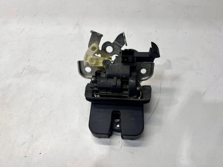 ZAMEK KLAPY TYŁ AUDI A4 B8 8K9827595