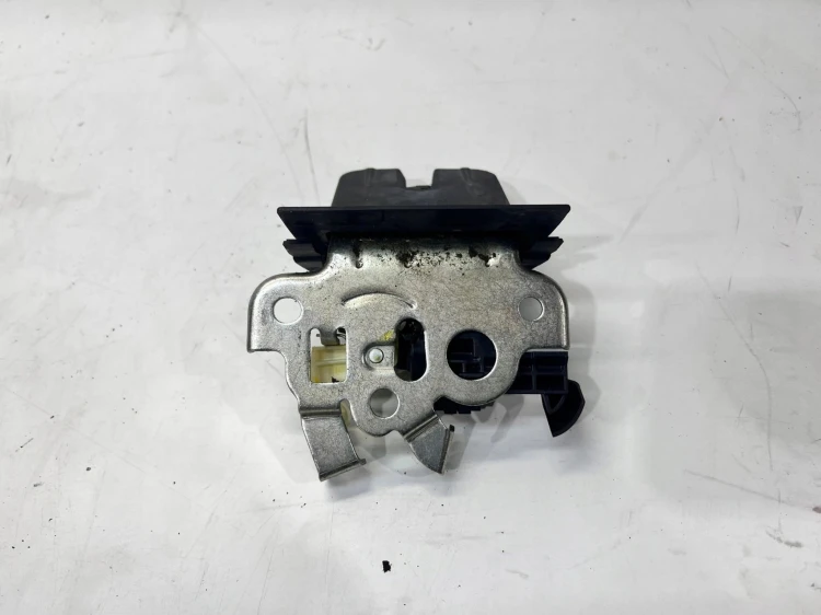 ZAMEK KLAPY TYŁ AUDI A4 B8 8K9827595