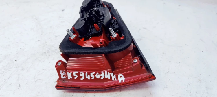 LAMPA PRAWY TYŁ W KLAPĘ AUDI A4 B8LIFT 8K5945094AA