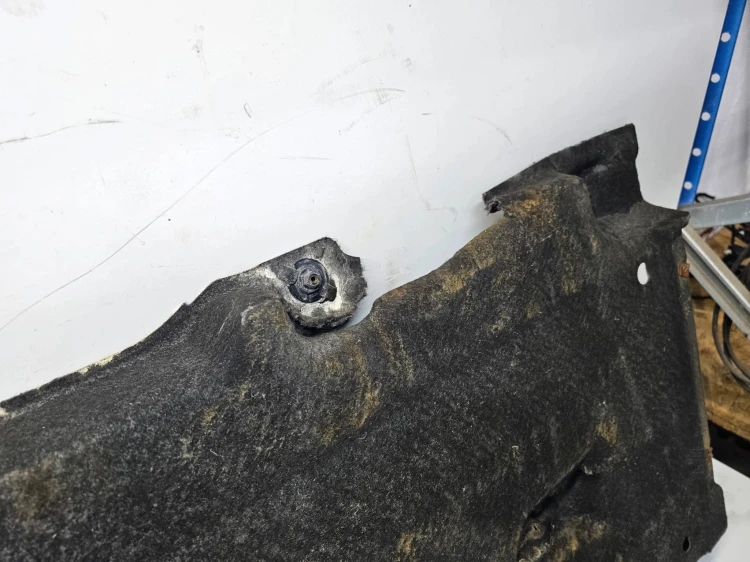 OSŁONA PODWOZIA ŚRODKOWA LEWA DUŻA AUDI Q3 8U 8U0825207 1/26