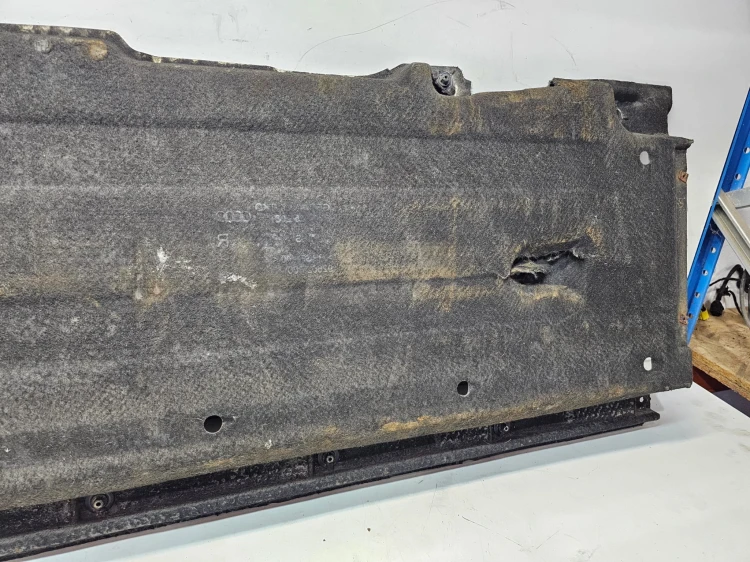 OSŁONA PODWOZIA ŚRODKOWA LEWA DUŻA AUDI Q3 8U 8U0825207 1/26