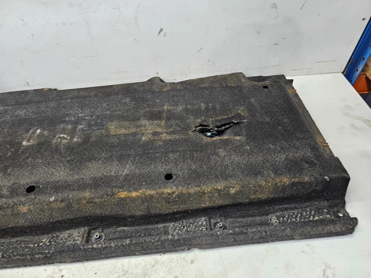 OSŁONA PODWOZIA ŚRODKOWA LEWA DUŻA AUDI Q3 8U 8U0825207 1/26