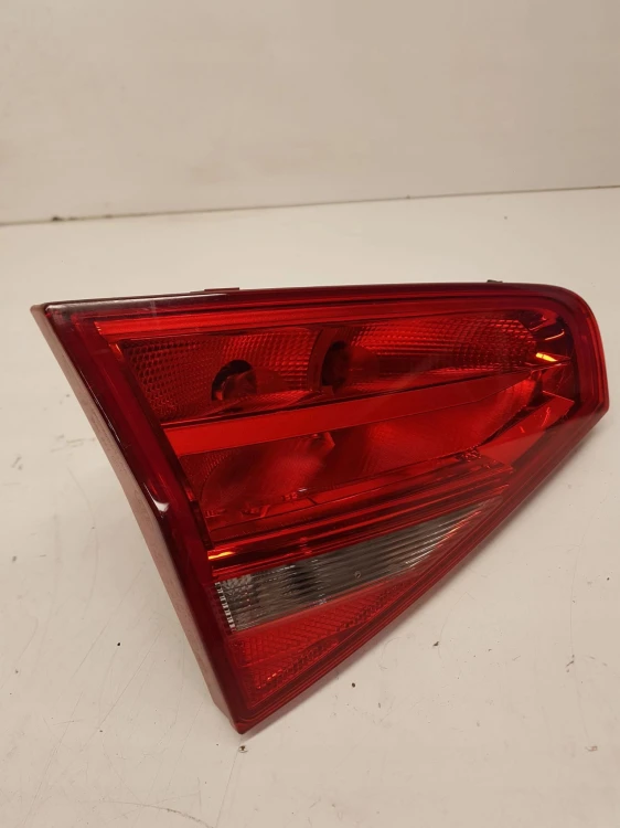 LAMPA LEWY TYŁ W KLAPĘ AUDI A4 B8 LIFT 8K5945093AA