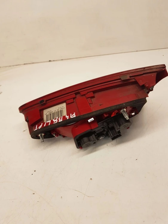 LAMPA LEWY TYŁ W KLAPĘ AUDI A4 B8 LIFT 8K5945093AA