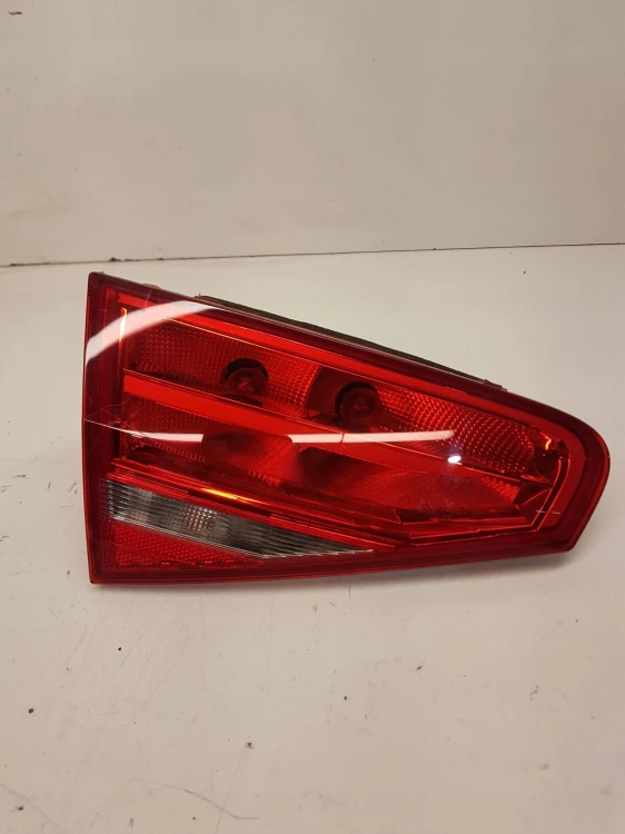 LAMPA LEWY TYŁ W KLAPĘ AUDI A4 B8 LIFT 8K5945093AA