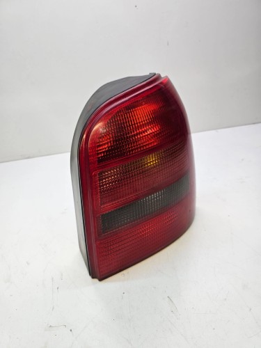 LAMPA PRAWY TYŁ W BŁOTNIK AUDI A4 B5 AVANT 8D9945096A