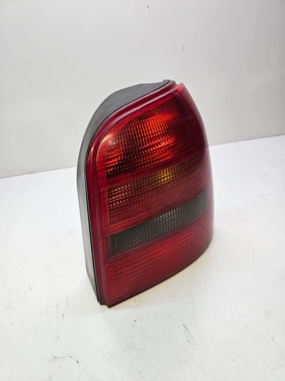 LAMPA PRAWY TYŁ W BŁOTNIK AUDI A4 B5 AVANT 8D9945096A