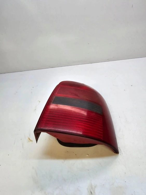 LAMPA PRAWY TYŁ W BŁOTNIK AUDI A4 B5 AVANT 8D9945096A
