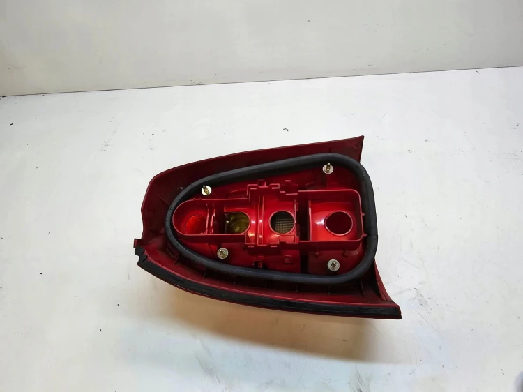 LAMPA PRAWY TYŁ W BŁOTNIK AUDI A4 B5 AVANT 8D9945096A