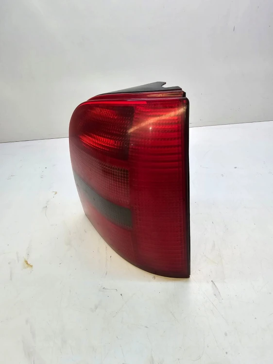 LAMPA PRAWY TYŁ W BŁOTNIK AUDI A4 B5 AVANT 8D9945096A