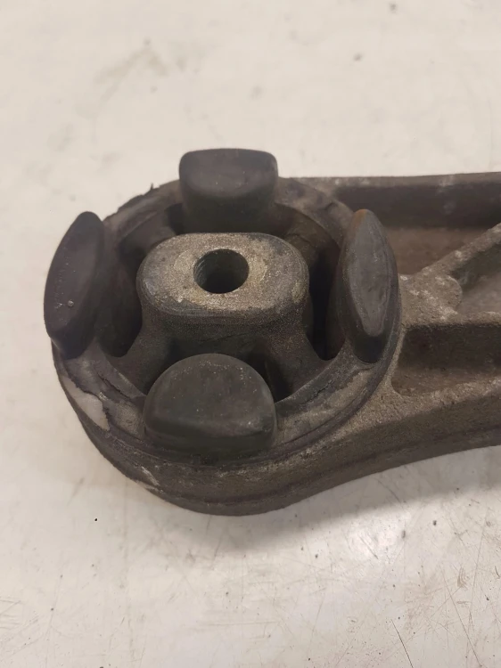 ŁAPA WSPORNIK MOSTU AUDI A8 D3 LIFT 4E0599285A