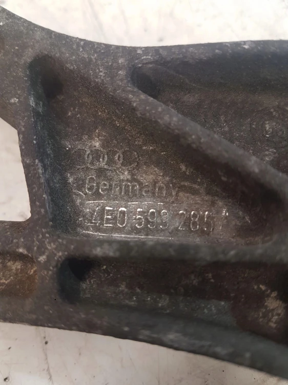 ŁAPA WSPORNIK MOSTU AUDI A8 D3 LIFT 4E0599285A