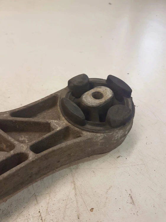 ŁAPA WSPORNIK MOSTU AUDI A8 D3 LIFT 4E0599285A