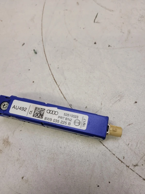 WZMACNIACZ ANTENOWY AUDI A4 B9 A5 F5 8W9035225B