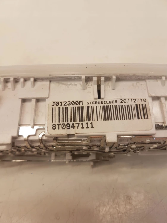 LAMPKA PODSUFITKI AUDI A4 B8 A5 8T0947111