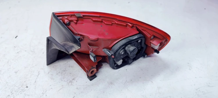LAMPA LEWY TYŁ W BŁOTNIK AUDI A4 B8 LI 8K5945095AA
