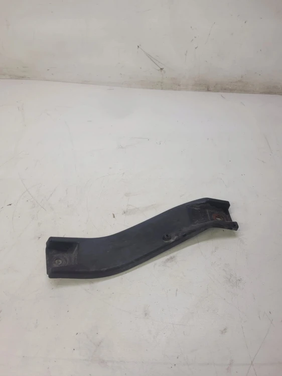 MOCOWANIE ŚRODKOWE ZDERZAKA AUDI A4 B6 8H0807333
