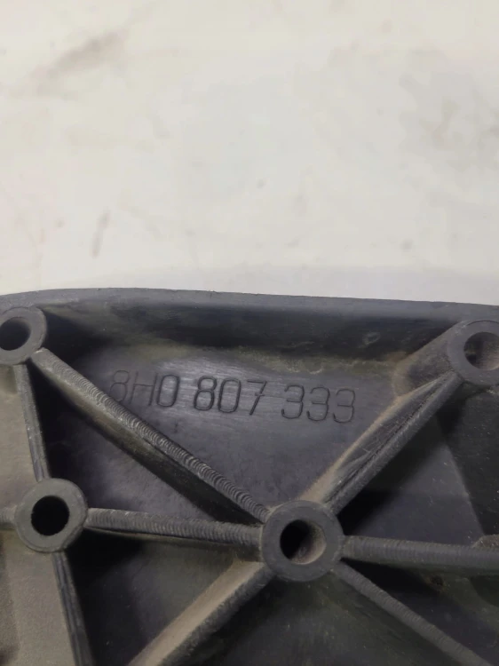 MOCOWANIE ŚRODKOWE ZDERZAKA AUDI A4 B6 8H0807333