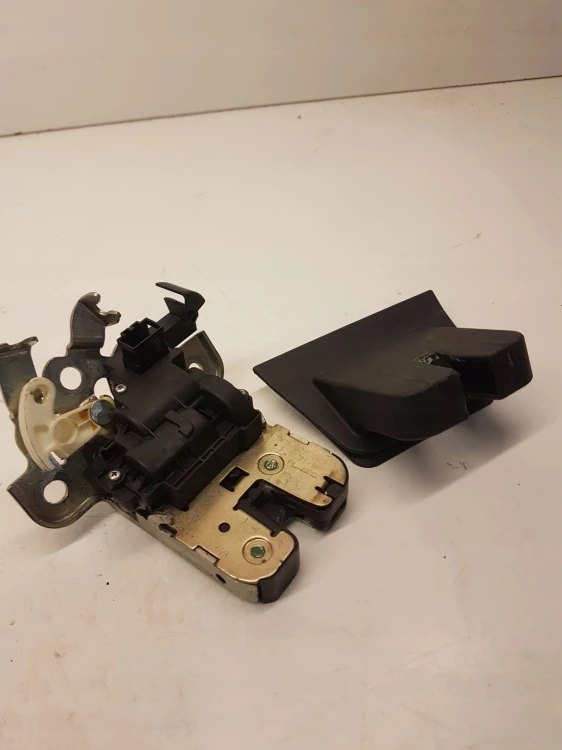 ZAMEK KLAPY TYŁ AUDI A3 A4 B8 A5 A6 A8 8K9827505