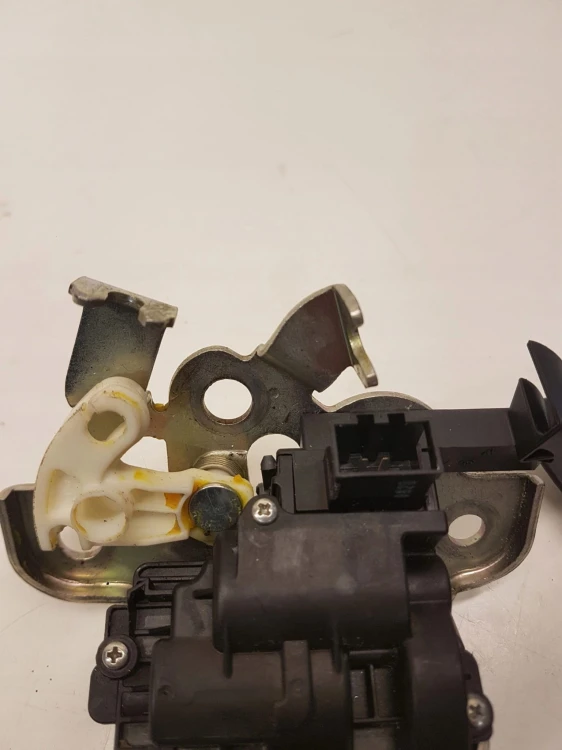 ZAMEK KLAPY TYŁ AUDI A3 A4 B8 A5 A6 A8 8K9827505