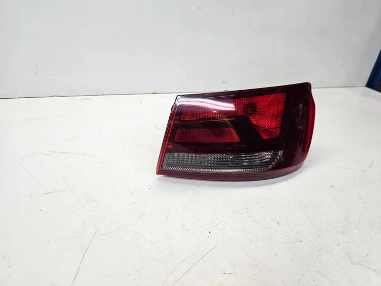 LAMPA PRAWY TYŁ W BŁOTNIK AUDI A3 8V SEDAN CABRIO 8V5945096