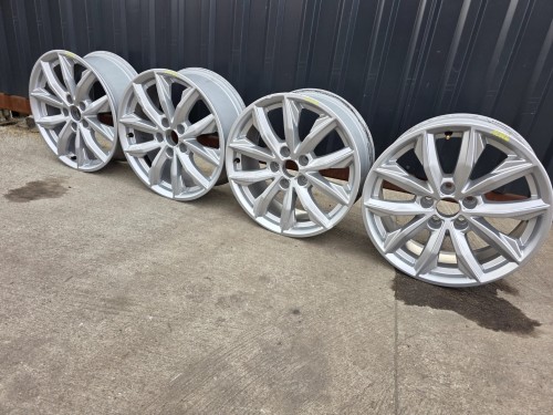 FELGA FELGI KOMPLET AUDI A4 A5 Q5 7.0J R17 ET34 80A601025J 10/26 !!!