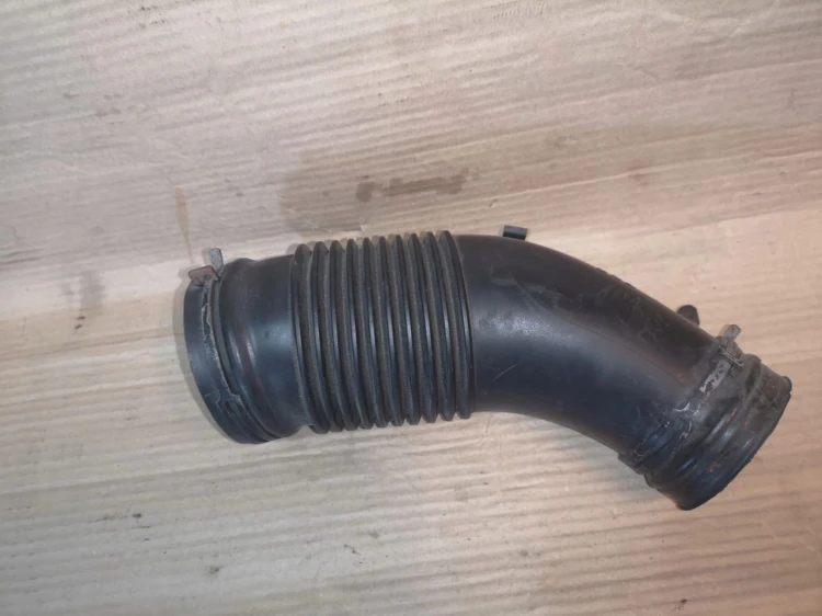 WĄŻ RURA POWIETRZA AUDI A4 B7 3.2 FSI 06E129627Q