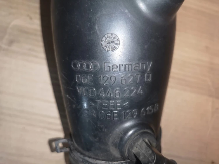 WĄŻ RURA POWIETRZA AUDI A4 B7 3.2 FSI 06E129627Q