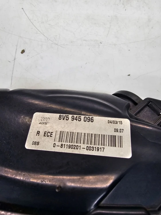 LAMPA PRAWY TYŁ W BŁOTNIK AUDI A3 8V SEDAN CABRIO 8V5945096