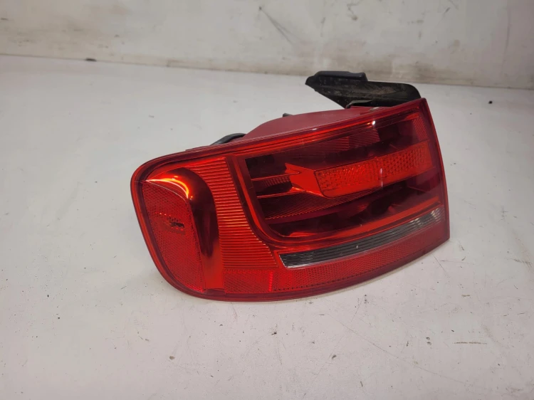 LAMPA LEWY TYŁ W BŁOTNIK AUDI A4 B8 8K5945095E