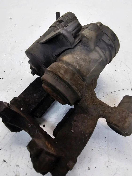 ZACISK HAMULCOWY LEWY TYŁ AUDI A3 8V VW SEAT SKODA 5Q0615405AM