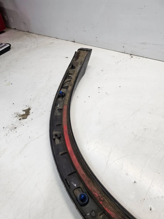 LISTWA BŁOTNIKA LEWY TYŁ AUDI Q3 8U 8U0853817A CZARNY POŁYSK