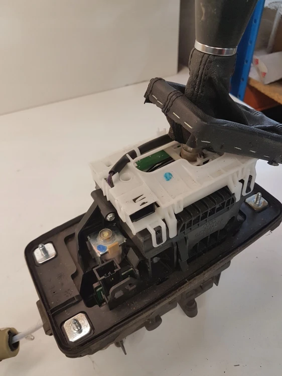 WYBIERAK LEWAREK ZMIANY BIEGÓW AUDI A6 C6 AUTOMAT 4F2713041R UK