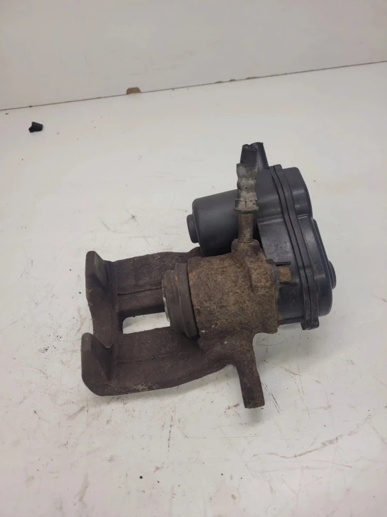 ZACISK HAMULCOWY PRAWY TYŁ AUDI A4 A5 A6 SQ5 6454A
