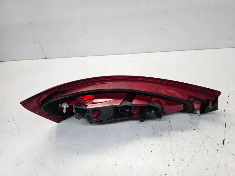 LAMPA PRAWY TYŁ AUDI Q3 8U 8U0945094 ZWYKŁA NA ŻARÓWKI