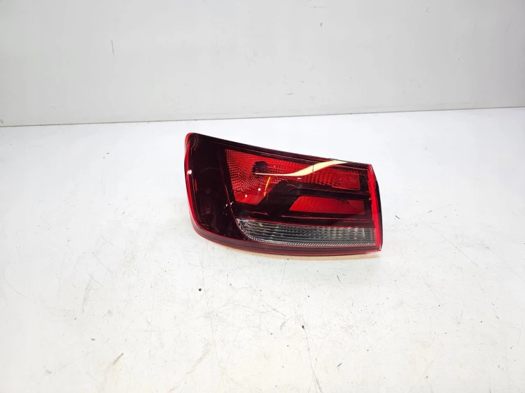 LAMPA LEWY TYŁ W BŁOTNIK AUDI A3 8V SEDAN 8V5945095