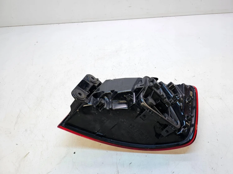 LAMPA LEWY TYŁ W BŁOTNIK AUDI A3 8V SEDAN 8V5945095