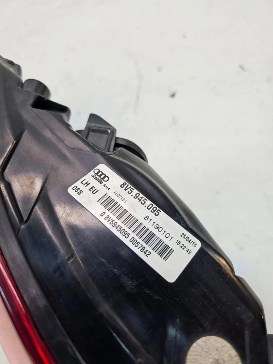LAMPA LEWY TYŁ W BŁOTNIK AUDI A3 8V SEDAN 8V5945095