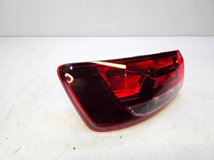 LAMPA LEWY TYŁ W BŁOTNIK AUDI A3 8V SEDAN 8V5945095
