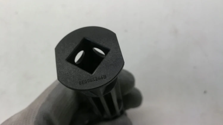 ŚRUBA UCHWYT LAMPY AUDI A4 B7 B8 AVANT 8E0945246B